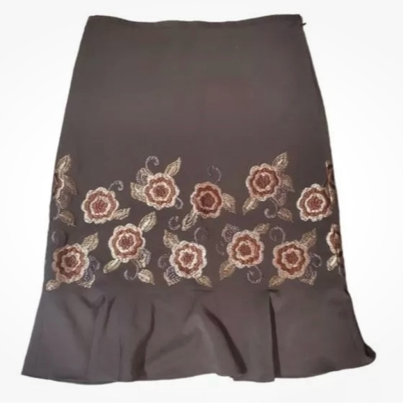 Elegant Floral Embroidered Skirt - Picture 1 of 4